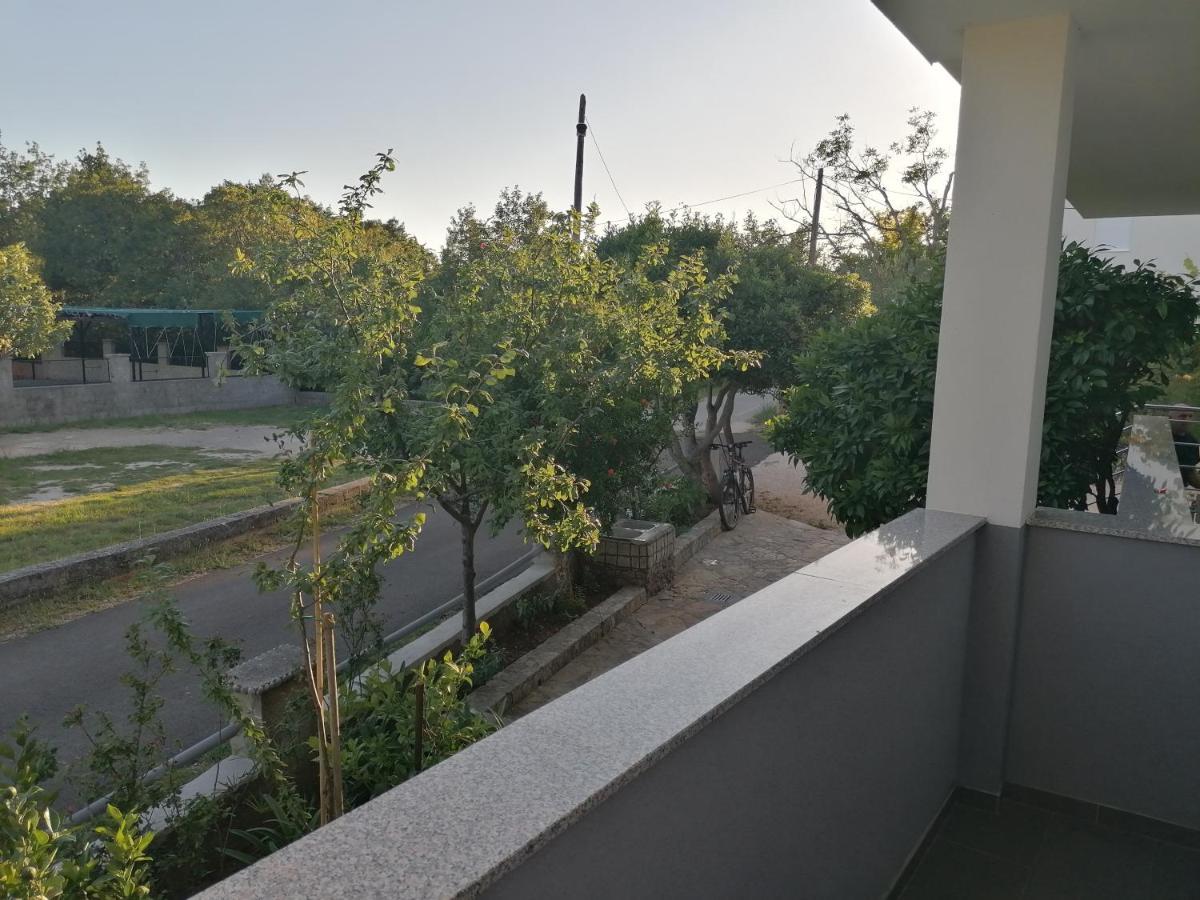 Apartments Lota Starigrad Paklenica Buitenkant foto