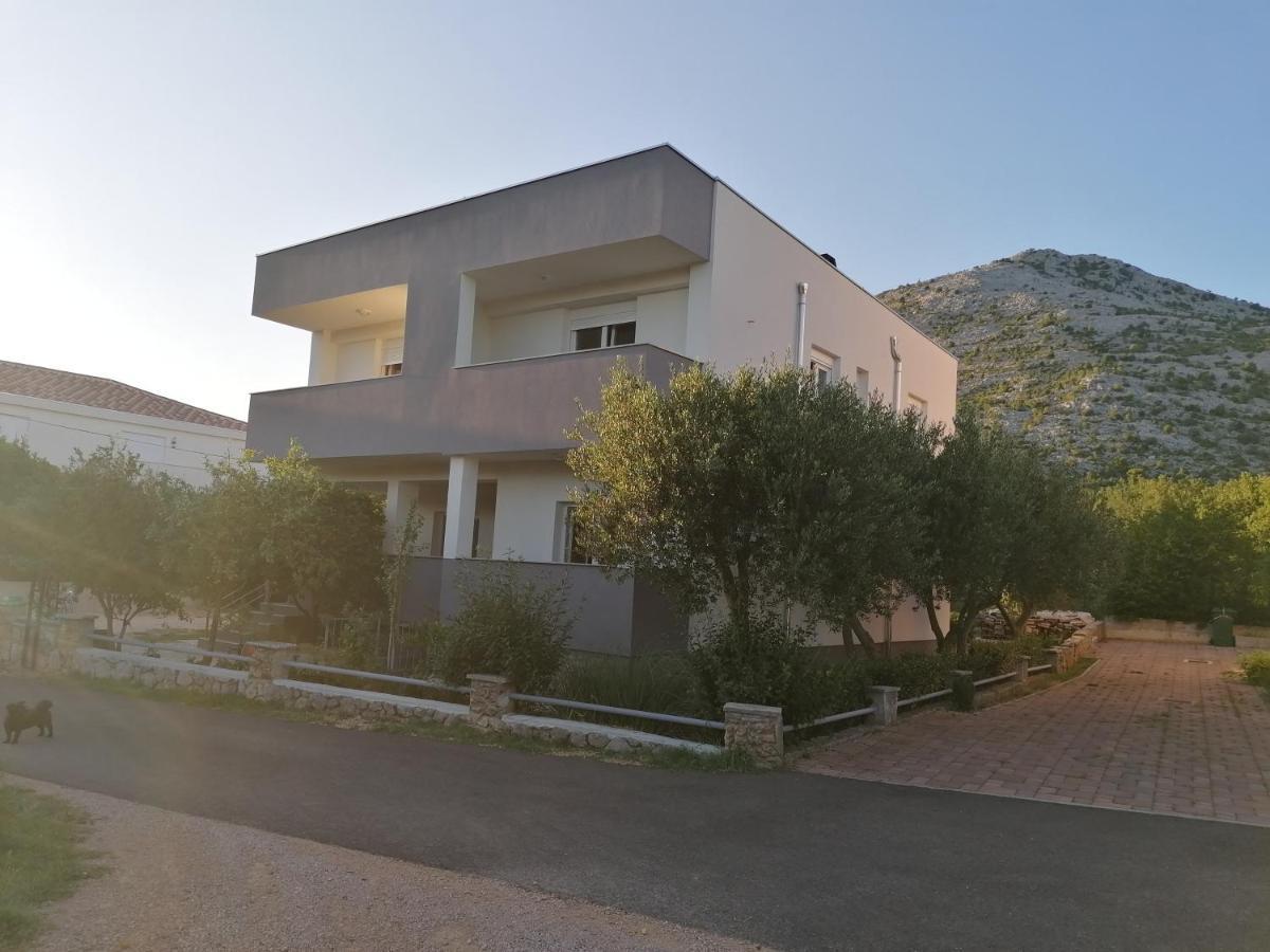 Apartments Lota Starigrad Paklenica Buitenkant foto
