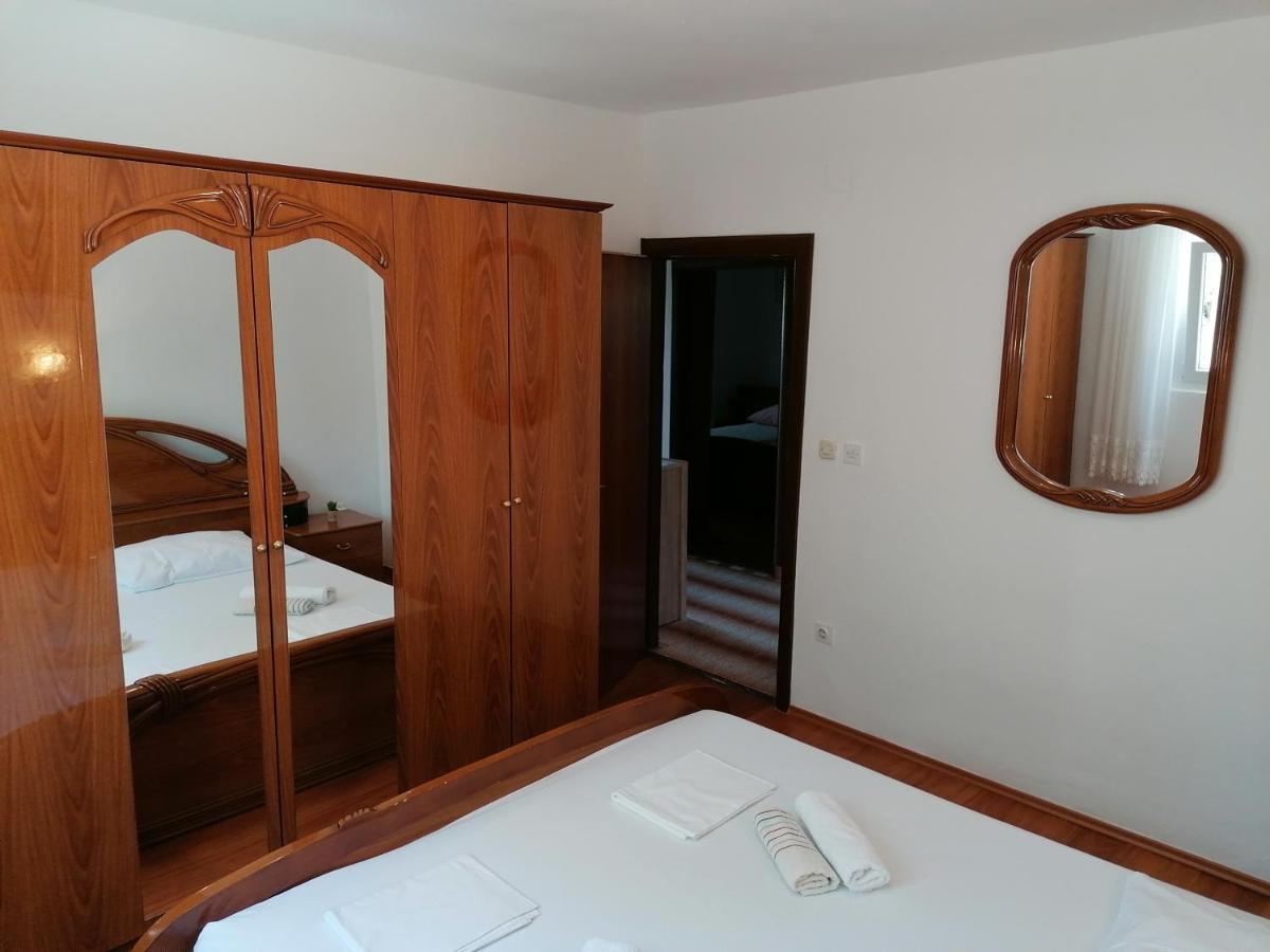 Apartments Lota Starigrad Paklenica Buitenkant foto