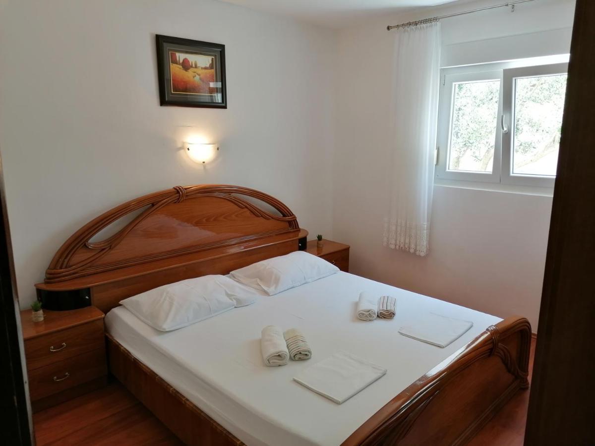 Apartments Lota Starigrad Paklenica Buitenkant foto